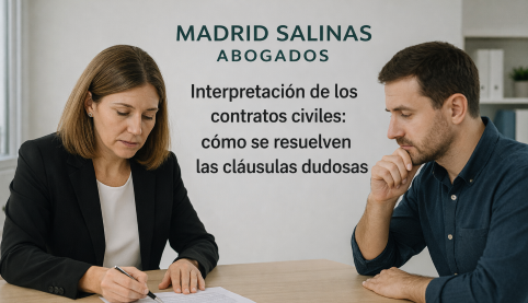 Abogado de Madrid Salinas Abogados explicando a su cliente la interpretación de un contrato civil con cláusulas dudosas