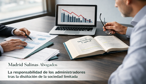Reunión empresarial analizando responsabilidad de administradores tras disolución de sociedad limitada en despacho jurídico moderno.