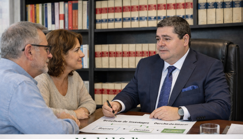 Abogado de Madrid Salinas Abogados explicando a unos clientes cómo funciona el beneficio de inventario y el derecho de deliberar en una herencia con deudas