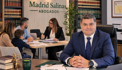 Abogada explicando a un cliente el cambio de residencia del menor y la necesidad de autorización judicial tras el divorcio