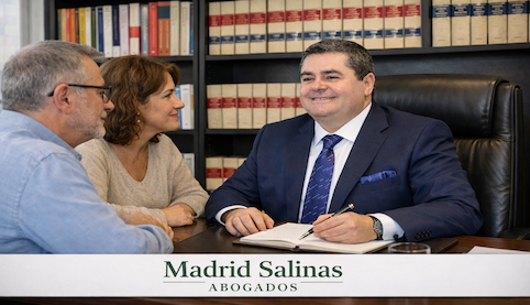 Abogado de Madrid Salinas Abogados explicando a unos herederos cómo reducir donaciones y legados inoficiosos para proteger su legítima