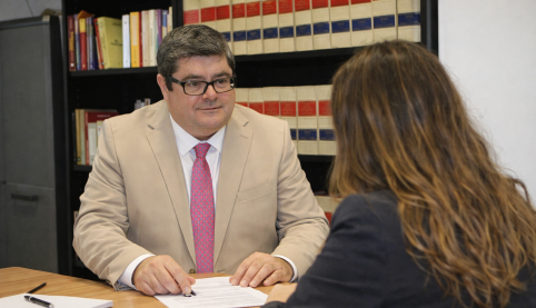 Abogado penalista de Madrid Salinas Abogados asesorando a cliente en despacho jurídico en Sevilla