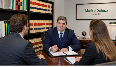 Abogado mercantil asesorando a clientes en una reunión sobre derecho de información del socio minoritario y conflictos societarios en Madrid Salinas Abogados.