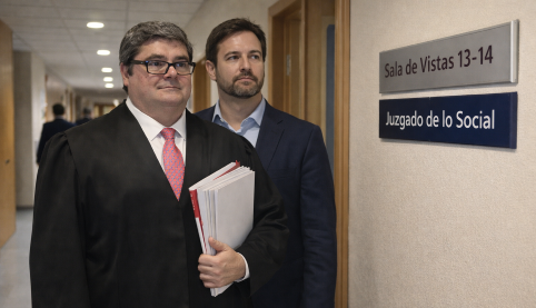 Abogado laboralista asesorando a cliente sobre despido por bajo rendimiento en despacho profesional