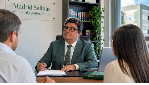 Abogado laboralista asesorando a trabajador presionado para firmar una baja voluntaria en Sevilla.