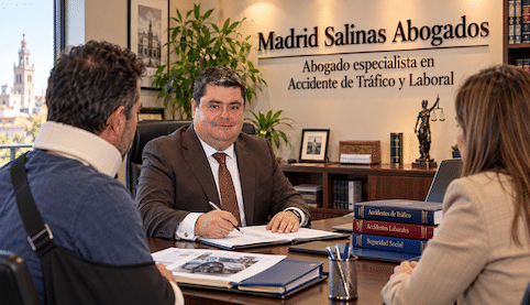 Abogado especialista en accidentes de tráfico y laborales asesorando a clientes sobre indemnizaciones, lesiones y reclamaciones en Sevilla.