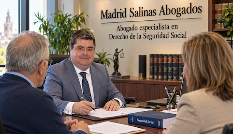 Abogado especialista en Derecho de la Seguridad Social asesorando sobre alta médica, incapacidad temporal y reclamaciones frente al INSS en Sevilla.