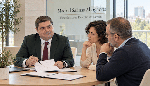 Juan Madrid Salinas asesora a dos clientes sobre un cambio de pensión y custodia en Sevilla.