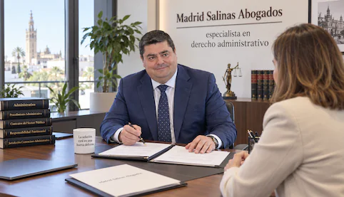 Abogado de derecho administrativo en Sevilla asesorando a una clienta en Madrid Salinas Abogados.